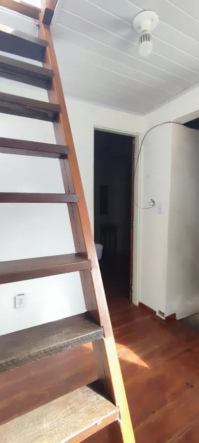 Imagem de Casa com 3 pisos, além de uma kitnet e depósito com possibilidade comercial