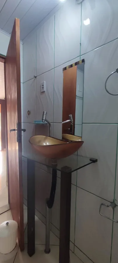 Imagem de Casa com 3 pisos, além de uma kitnet e depósito com possibilidade comercial