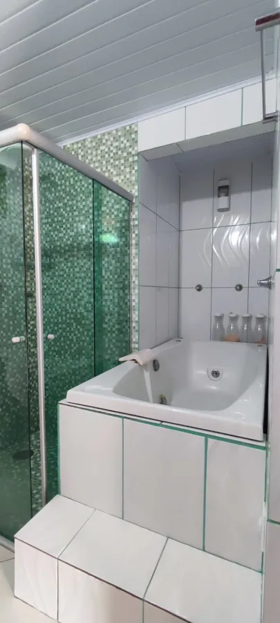 Imagem de Casa com 3 pisos, além de uma kitnet e depósito com possibilidade comercial