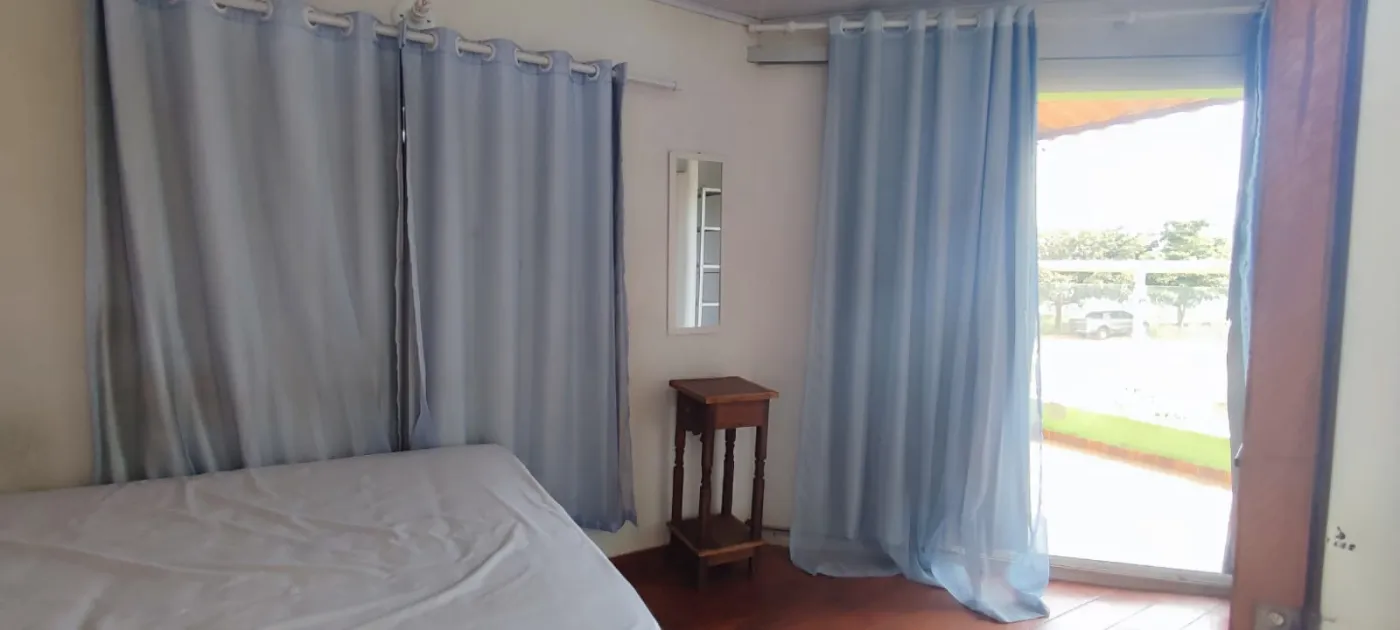 Imagem de Casa com 3 pisos, além de uma kitnet e depósito com possibilidade comercial