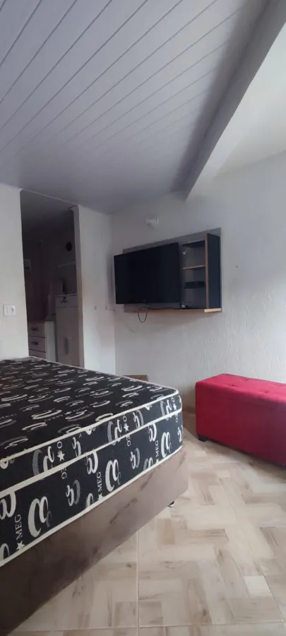 Imagem de Casa com 3 pisos, além de uma kitnet e depósito com possibilidade comercial