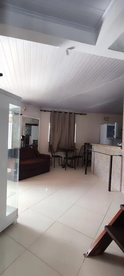 Imagem de Casa com 3 pisos, além de uma kitnet e depósito com possibilidade comercial