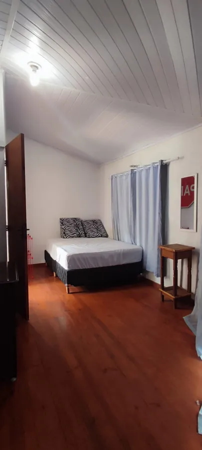 Imagem de Casa com 3 pisos, além de uma kitnet e depósito com possibilidade comercial