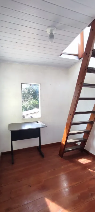 Imagem de Casa com 3 pisos, além de uma kitnet e depósito com possibilidade comercial