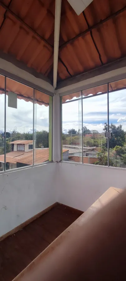 Imagem de Casa com 3 pisos, além de uma kitnet e depósito com possibilidade comercial