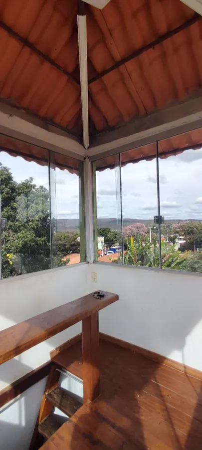 Imagem de Casa com 3 pisos, além de uma kitnet e depósito com possibilidade comercial