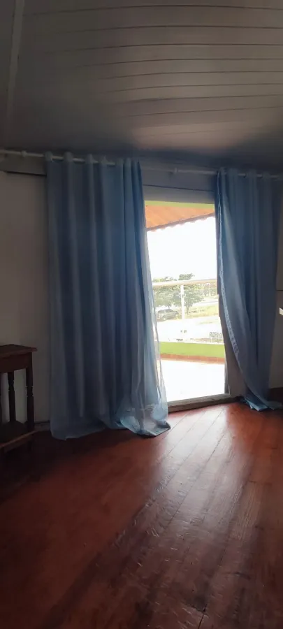 Imagem de Casa com 3 pisos, além de uma kitnet e depósito com possibilidade comercial