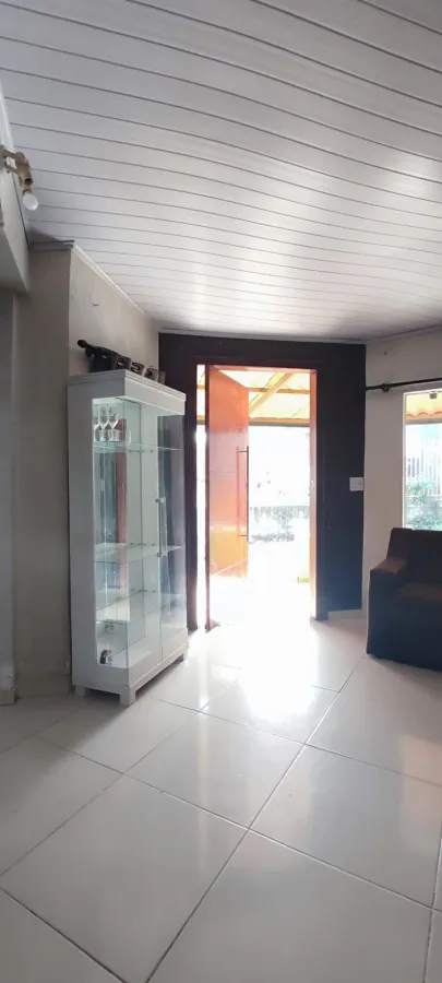 Imagem de Casa com 3 pisos, além de uma kitnet e depósito com possibilidade comercial
