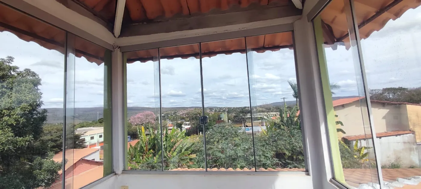Imagem de Casa com 3 pisos, além de uma kitnet e depósito com possibilidade comercial