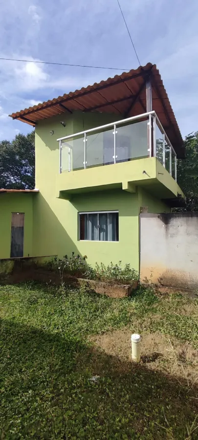 Imagem de Casa com 3 pisos, além de uma kitnet e depósito com possibilidade comercial
