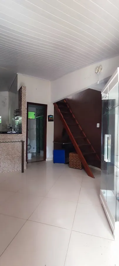 Imagem de Casa com 3 pisos, além de uma kitnet e depósito com possibilidade comercial