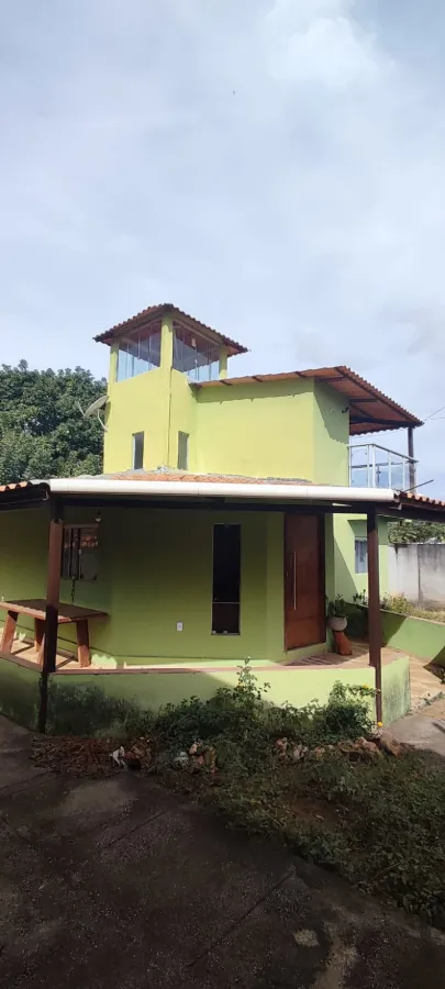 Imagem de Casa com 3 pisos, além de uma kitnet e depósito com possibilidade comercial