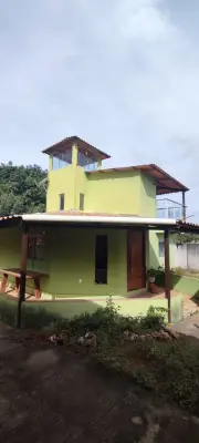 Imagem de Casa com 3 pisos, além de uma kitnet e depósito com possibilidade comercial