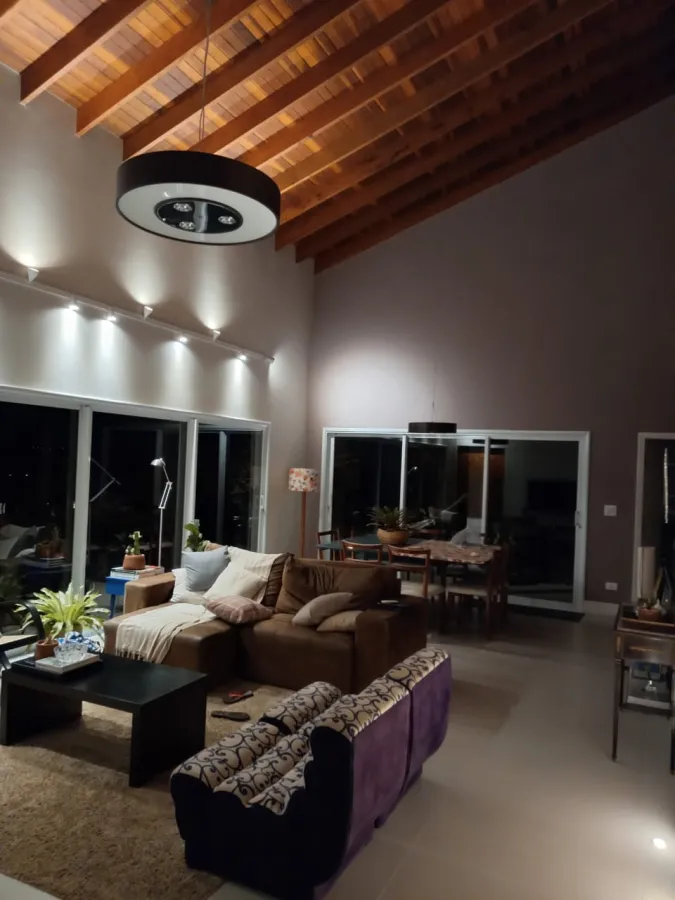 Imagem de Casa Mobiliada em Condomínio Fechado em Atibaia – 213m², 3 Suítes, Varanda e Churrasqueira!