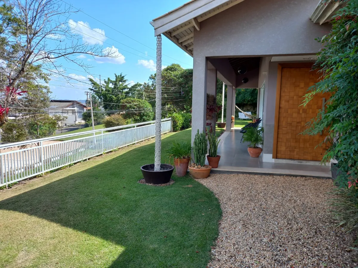 Imagem de Casa Mobiliada em Condomínio Fechado em Atibaia – 213m², 3 Suítes, Varanda e Churrasqueira!