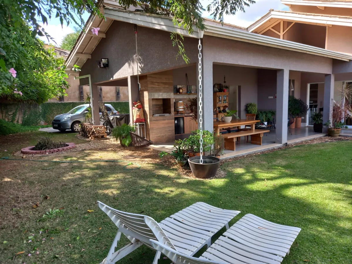 Imagem de Casa Mobiliada em Condomínio Fechado em Atibaia – 213m², 3 Suítes, Varanda e Churrasqueira!