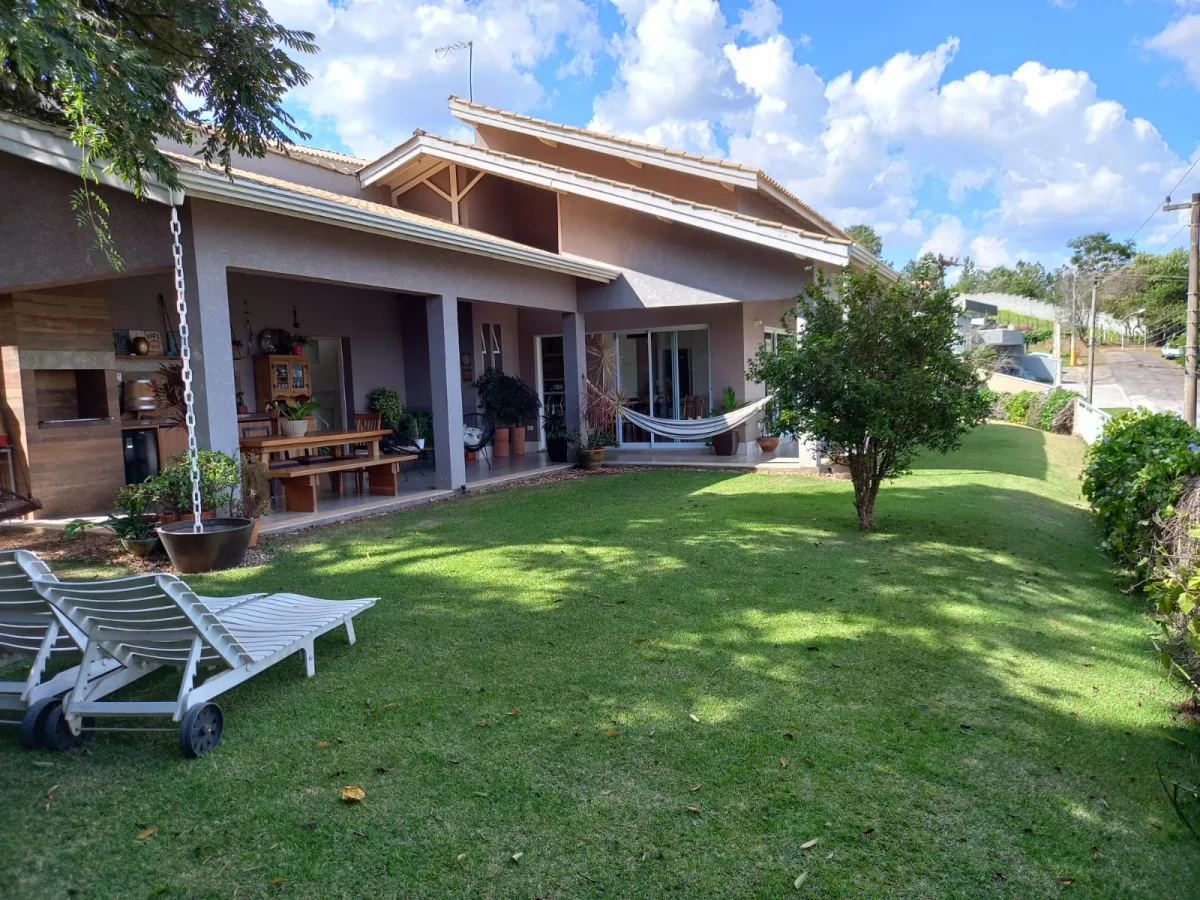 Imagem de Casa Mobiliada em Condomínio Fechado em Atibaia – 213m², 3 Suítes, Varanda e Churrasqueira!