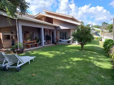 Imagem de Casa Mobiliada em Condomínio Fechado em Atibaia – 213m², 3 Suítes, Varanda e Churrasqueira!