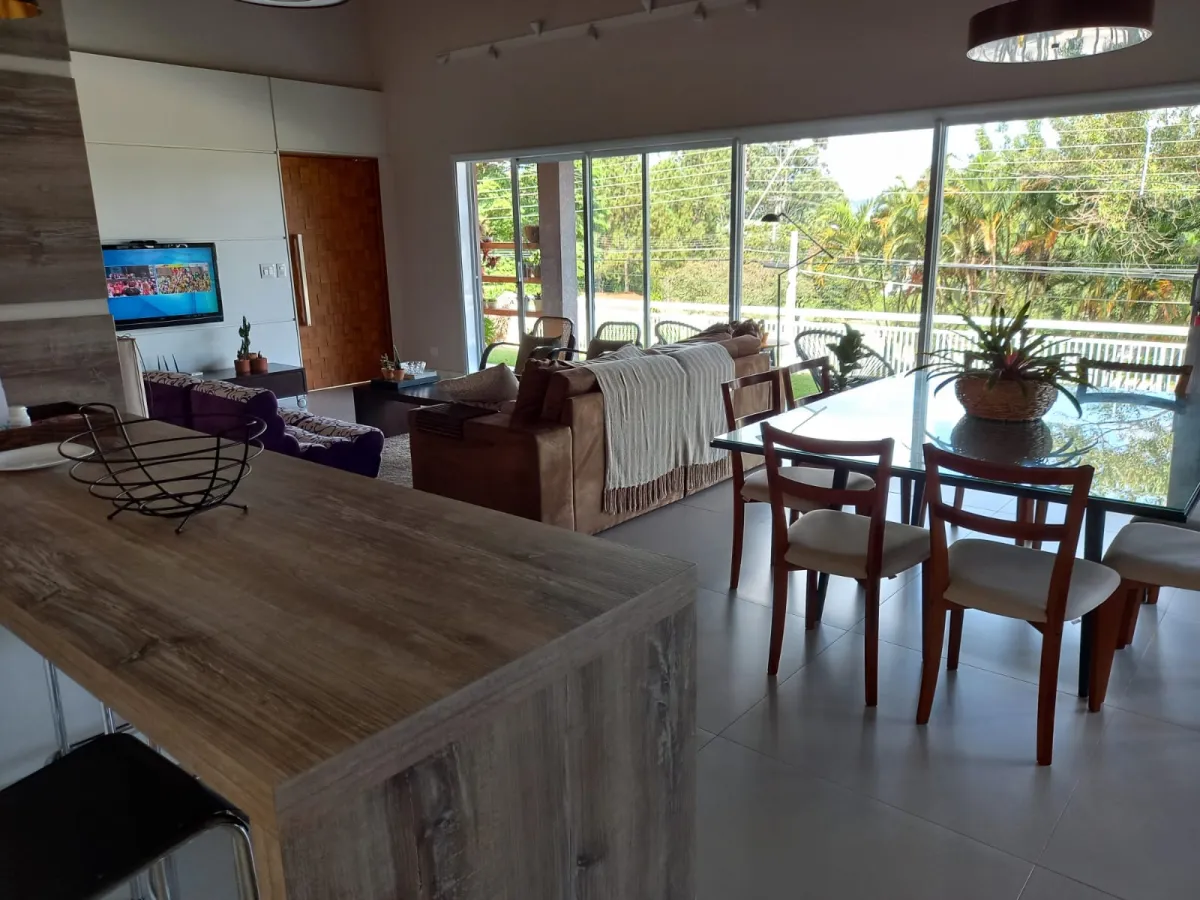 Imagem de Casa Mobiliada em Condomínio Fechado em Atibaia – 213m², 3 Suítes, Varanda e Churrasqueira!