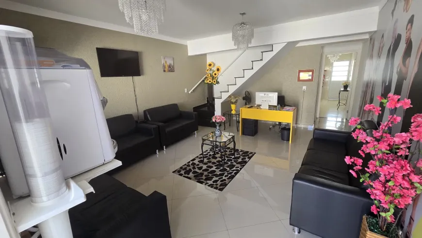Imagem de Casa com 3 Quartos e 5 banheiros à Venda em Cidade Mae Do Ceu