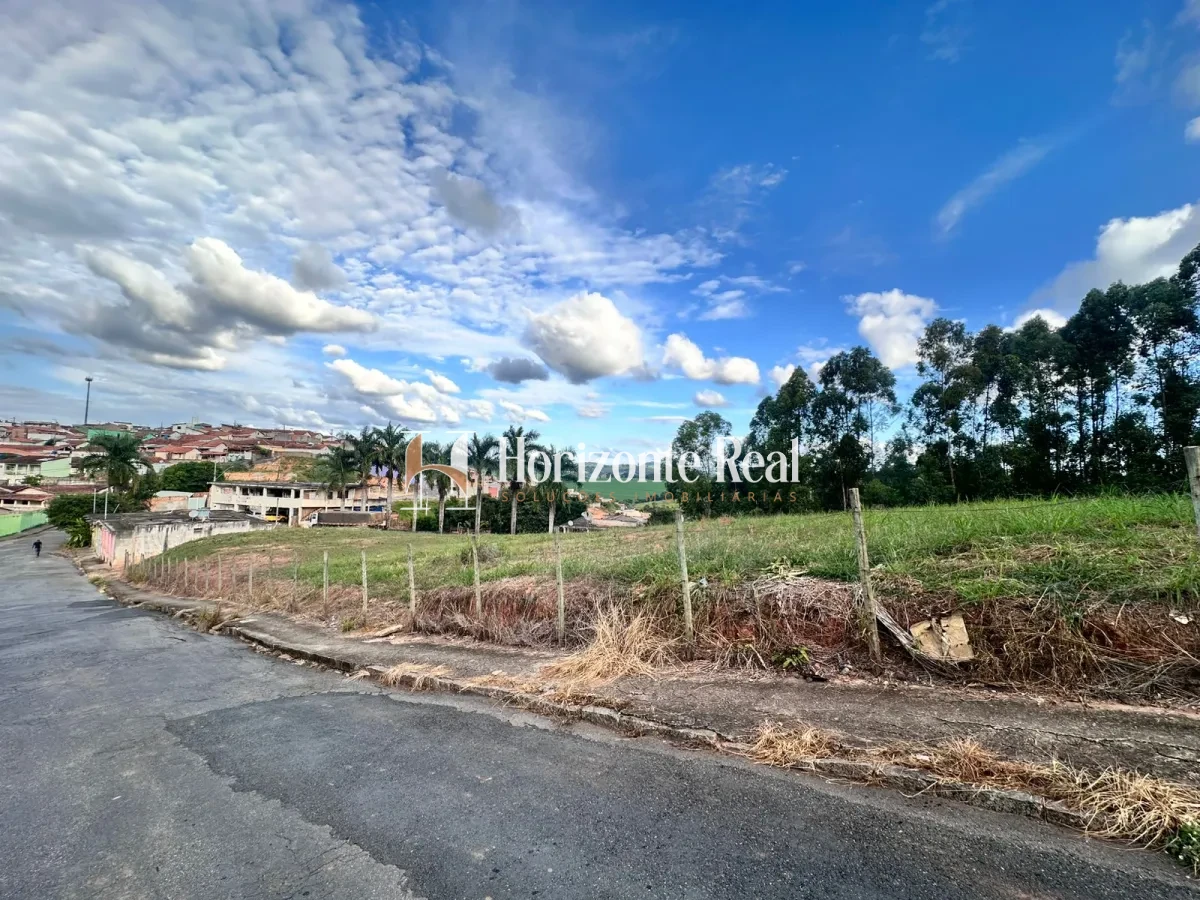 Imagem de VENDE-SE TERRENO DE 2700 M² - EXCELENTE OPORTUNIDADE