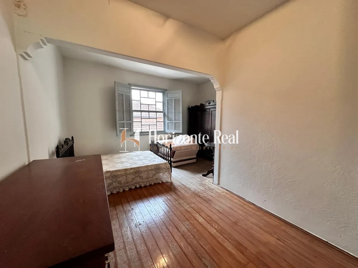 Imagem de VENDE-SE CASA DE ESQUINA COM PONTO COMERCIAL - IDEAL PARA MORAR E INVESTIR !