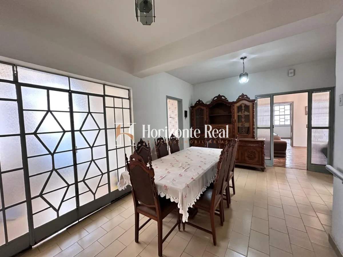 Imagem de VENDE-SE CASA DE ESQUINA COM PONTO COMERCIAL - IDEAL PARA MORAR E INVESTIR !