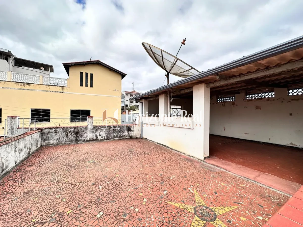 Imagem de VENDE-SE CASA DE ESQUINA COM PONTO COMERCIAL - IDEAL PARA MORAR E INVESTIR !