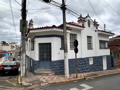 Imagem de VENDE-SE CASA DE ESQUINA COM PONTO COMERCIAL - IDEAL PARA MORAR E INVESTIR !