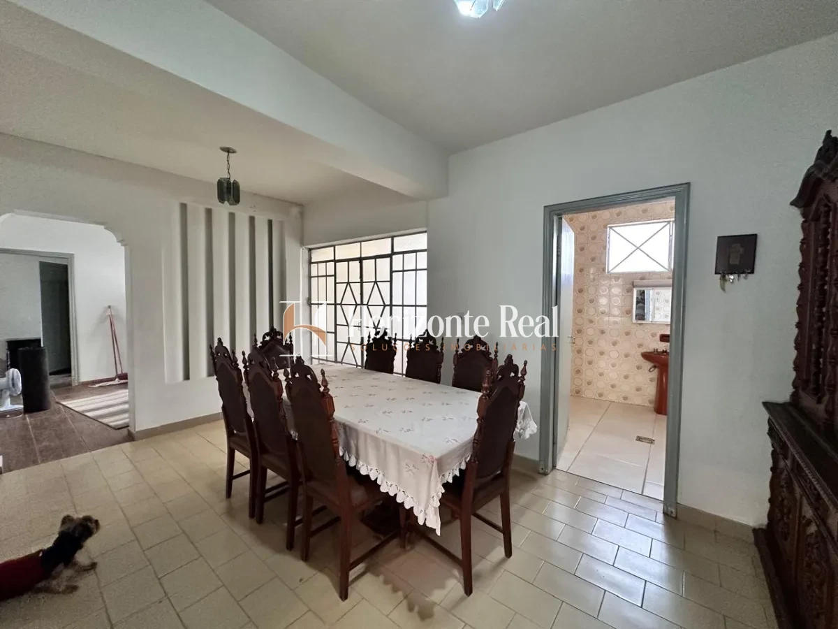Imagem de VENDE-SE CASA DE ESQUINA COM PONTO COMERCIAL - IDEAL PARA MORAR E INVESTIR !