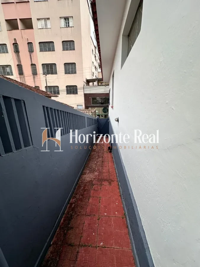 Imagem de VENDE-SE CASA DE ESQUINA COM PONTO COMERCIAL - IDEAL PARA MORAR E INVESTIR !