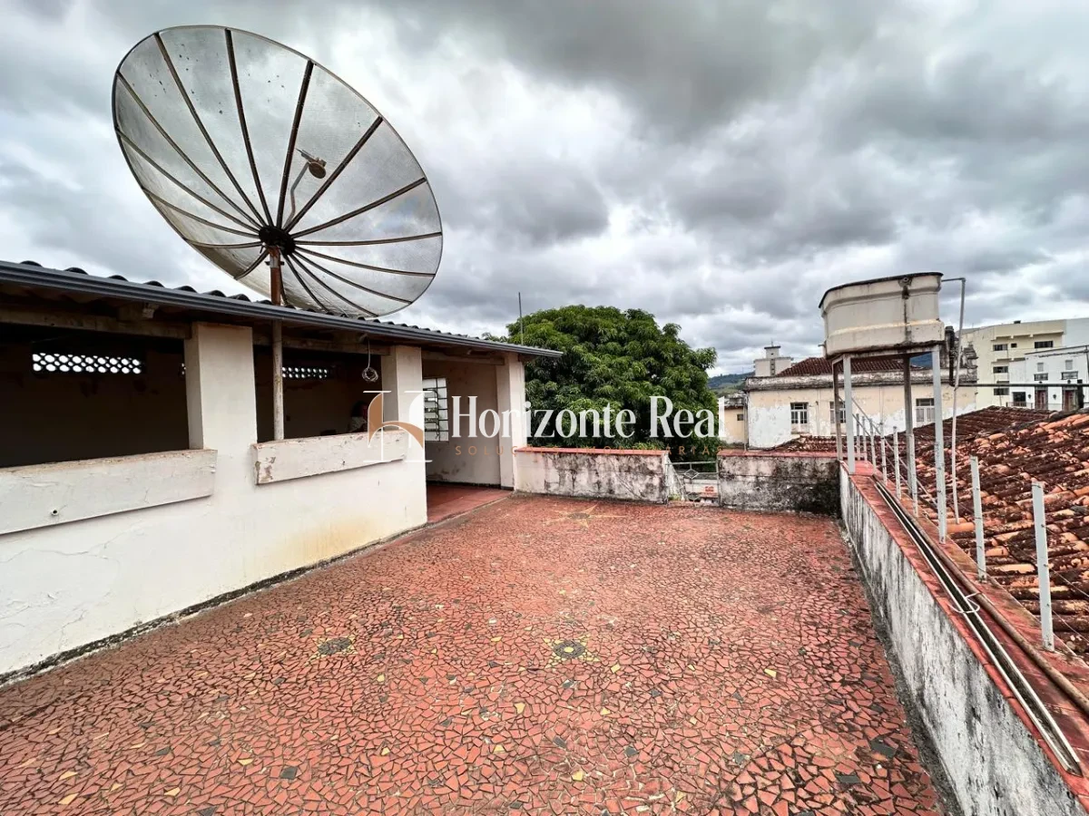 Imagem de VENDE-SE CASA DE ESQUINA COM PONTO COMERCIAL - IDEAL PARA MORAR E INVESTIR !