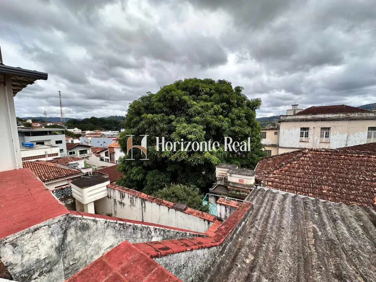 Imagem de VENDE-SE CASA DE ESQUINA COM PONTO COMERCIAL - IDEAL PARA MORAR E INVESTIR !