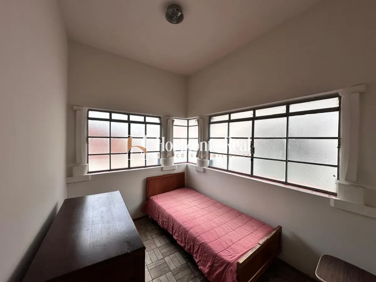 Imagem de VENDE-SE CASA DE ESQUINA COM PONTO COMERCIAL - IDEAL PARA MORAR E INVESTIR !