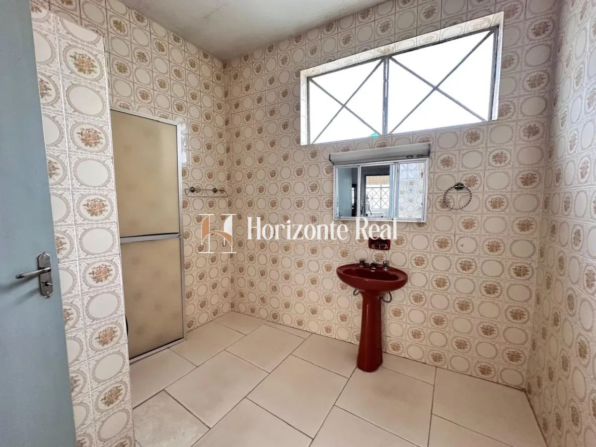 Imagem de VENDE-SE CASA DE ESQUINA COM PONTO COMERCIAL - IDEAL PARA MORAR E INVESTIR !