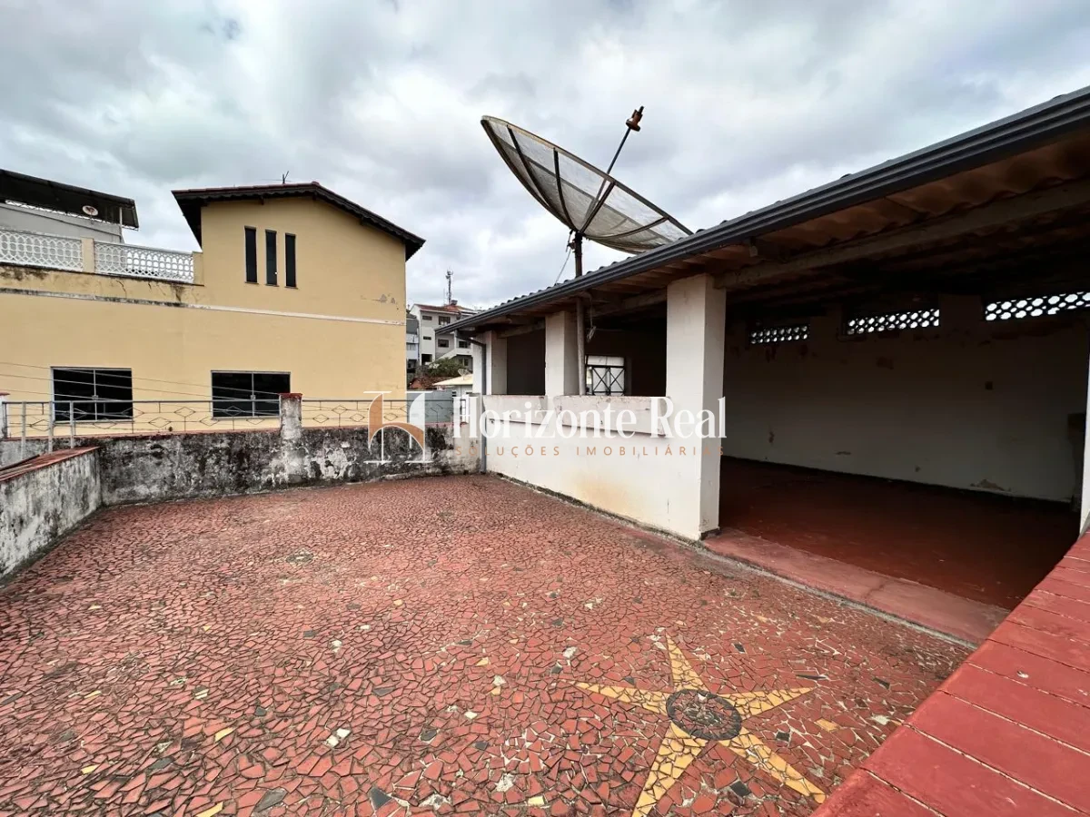 Imagem de VENDE-SE CASA DE ESQUINA COM PONTO COMERCIAL - IDEAL PARA MORAR E INVESTIR !