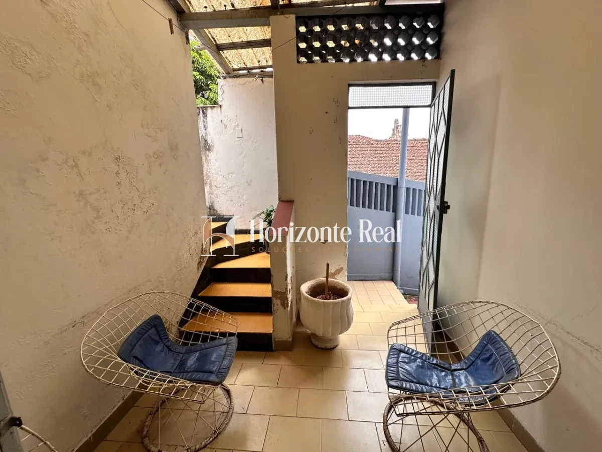 Imagem de VENDE-SE CASA DE ESQUINA COM PONTO COMERCIAL - IDEAL PARA MORAR E INVESTIR !