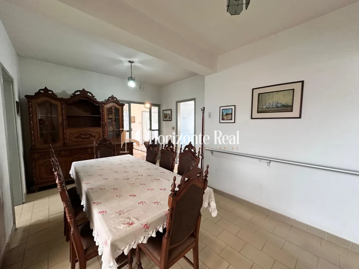 Imagem de VENDE-SE CASA DE ESQUINA COM PONTO COMERCIAL - IDEAL PARA MORAR E INVESTIR !