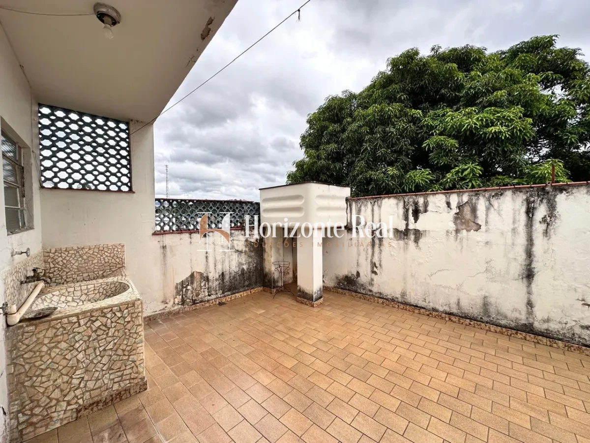 Imagem de VENDE-SE CASA DE ESQUINA COM PONTO COMERCIAL - IDEAL PARA MORAR E INVESTIR !