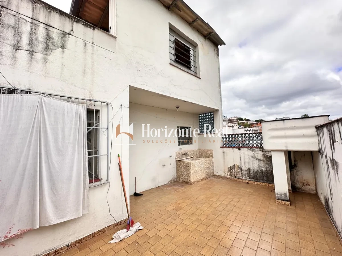 Imagem de VENDE-SE CASA DE ESQUINA COM PONTO COMERCIAL - IDEAL PARA MORAR E INVESTIR !