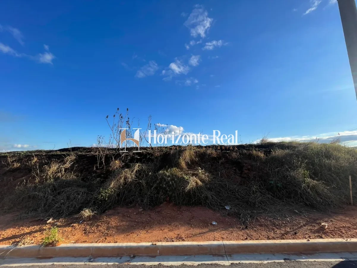 Imagem de VENDE-SE TERRENO DE 200M² - PLANO