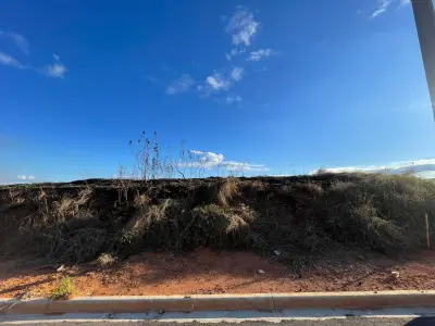 Imagem de VENDE-SE TERRENO DE 200M² - PLANO