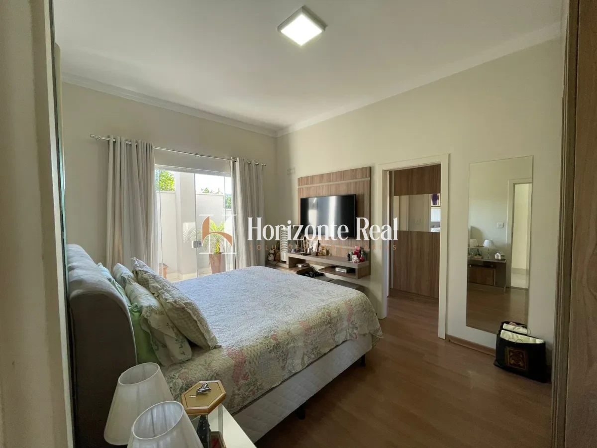 Imagem de CASA DE ALTO PADRÃO À VENDA