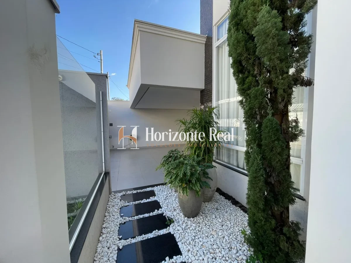 Imagem de CASA DE ALTO PADRÃO À VENDA