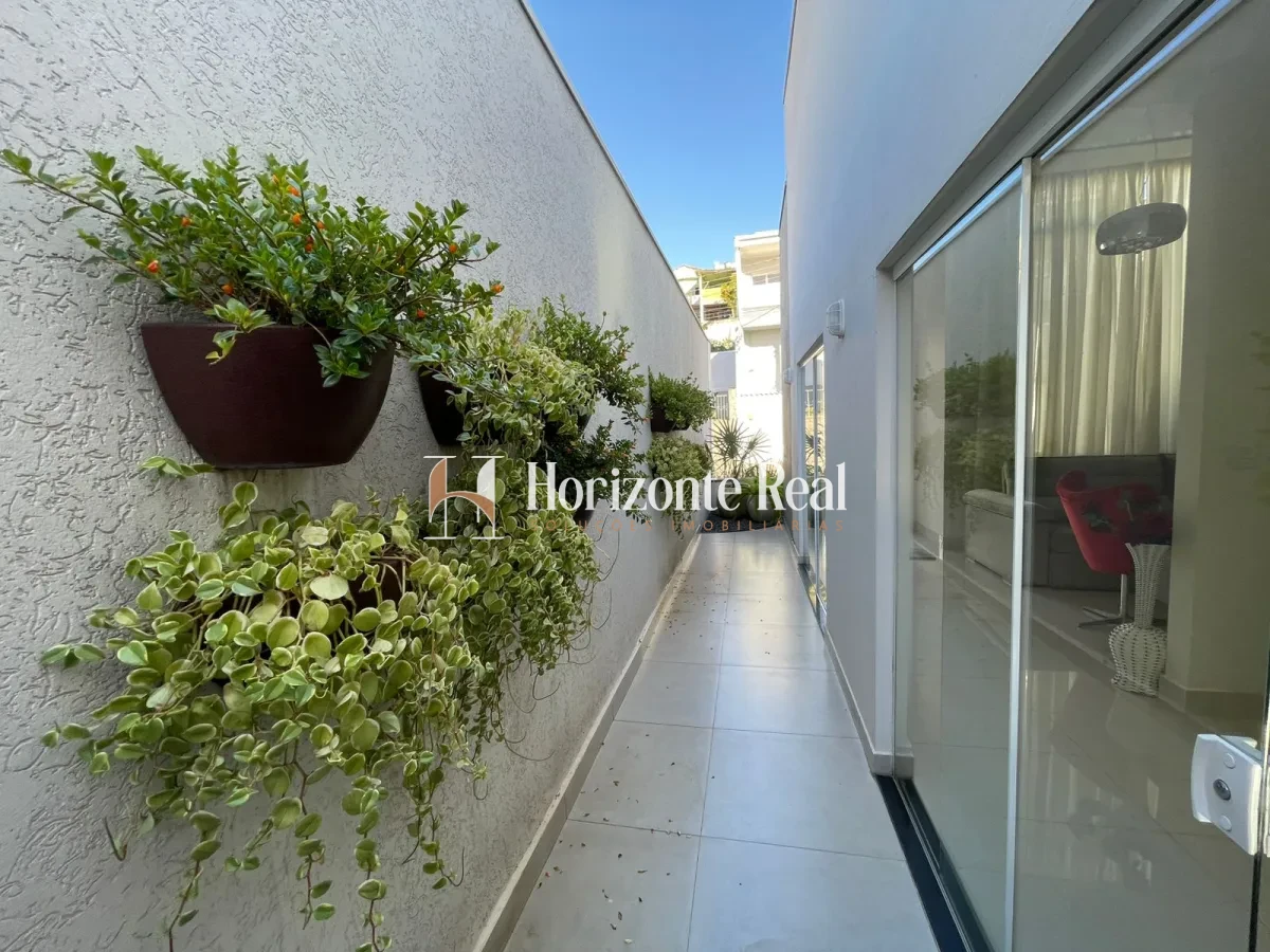 Imagem de CASA DE ALTO PADRÃO À VENDA
