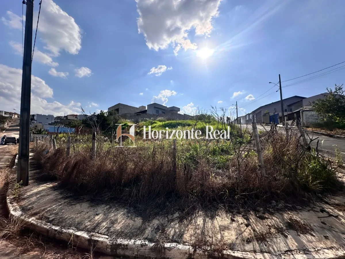 Imagem de VENDE-SE TERRENO DE ESQUINA - OTIMA LOCALIZAÇÃO E TOPOGRAFIA