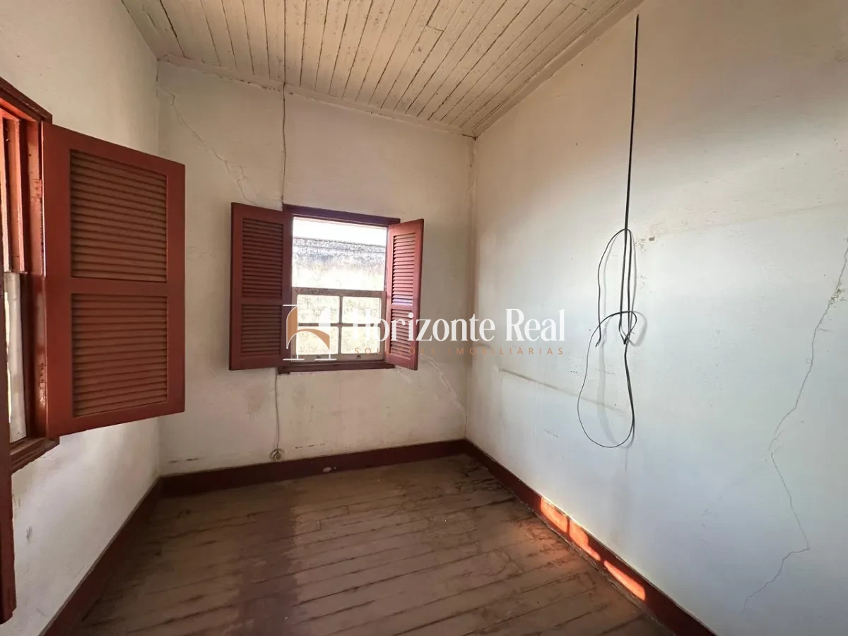 Imagem de CASA COM EXCELENTE LOCALIZAÇÃO NA REGIAO CENTRAL !