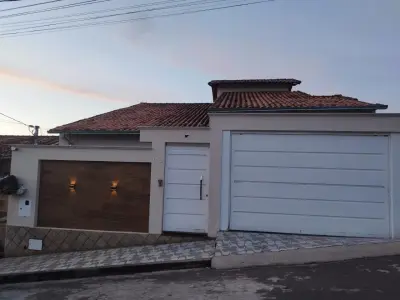 Imagem de CASA Á VENDA COM ÁREA GOURMET E PISCINA EM ÓTIMA LOCALIZAÇÃO !