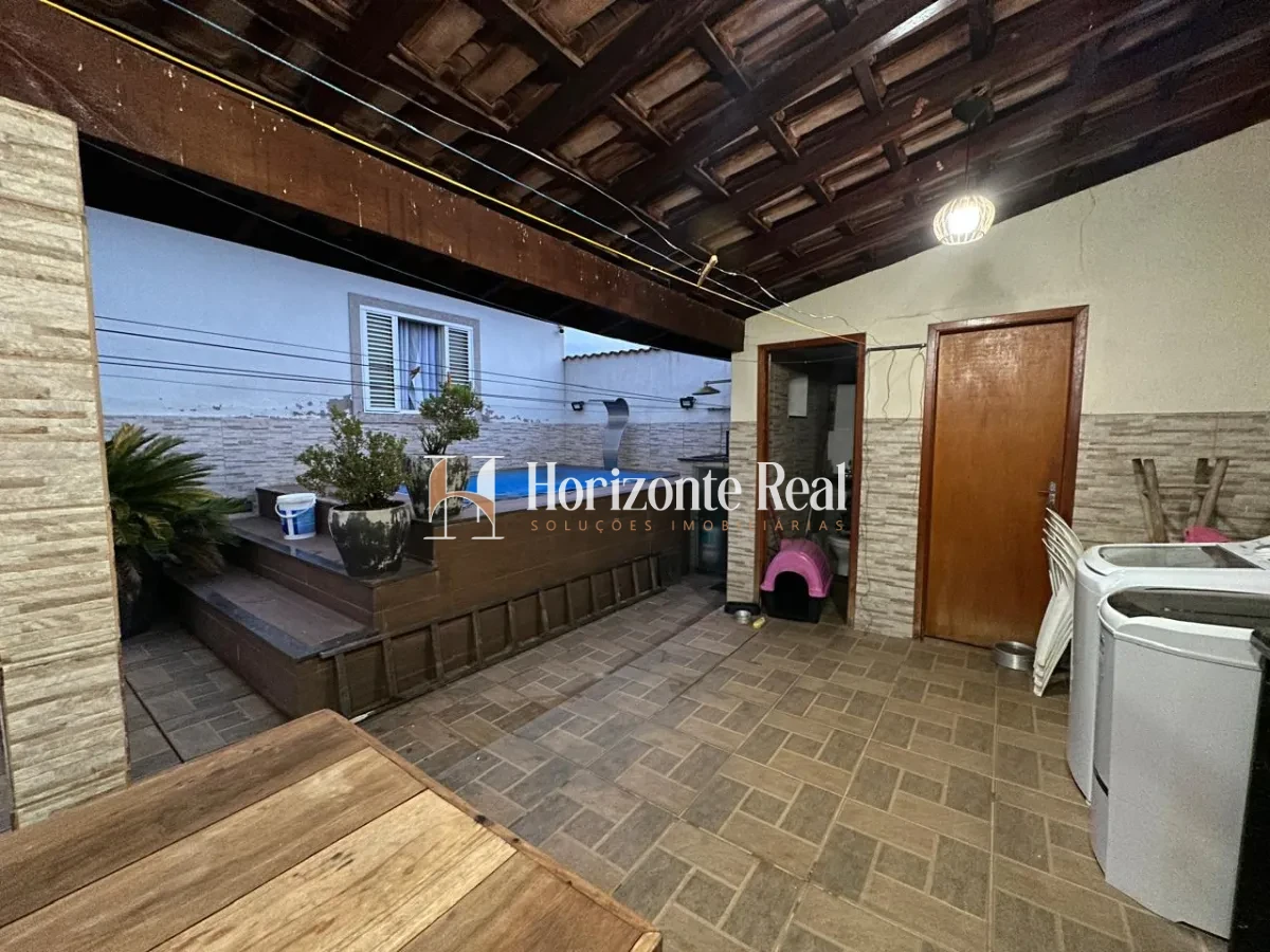 Imagem de CASA Á VENDA COM ÁREA GOURMET E PISCINA EM ÓTIMA LOCALIZAÇÃO !