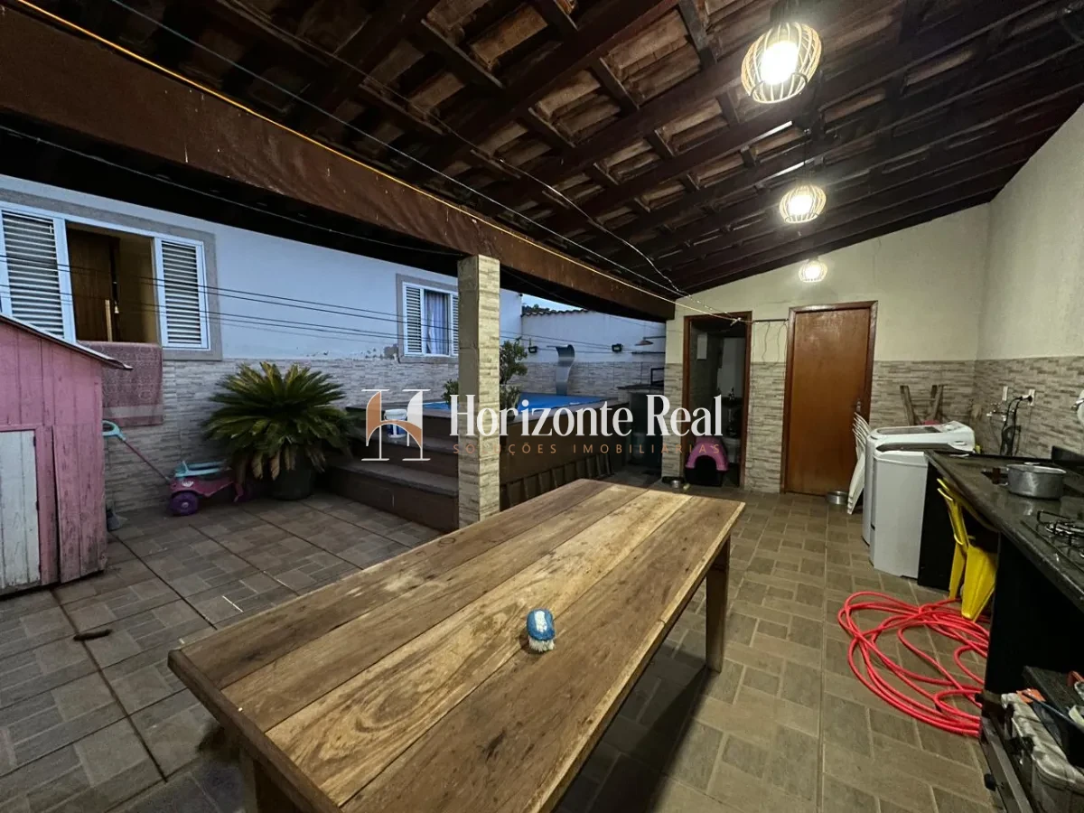 Imagem de CASA Á VENDA COM ÁREA GOURMET E PISCINA EM ÓTIMA LOCALIZAÇÃO !